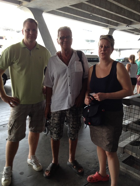 Jannica med familj och familjen Pekkarinen landar på Suvarnabhumi Airport
